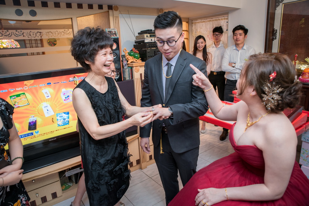 女方家人送給新郎金戒子